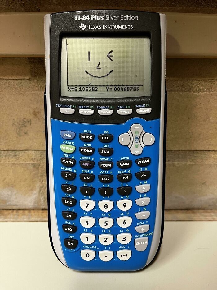 28. "Моему калькулятору Ti-84 Plus в этом месяце исполняется 15 лет. Он прослужил мне с 7-го класса до моей докторской степени!"