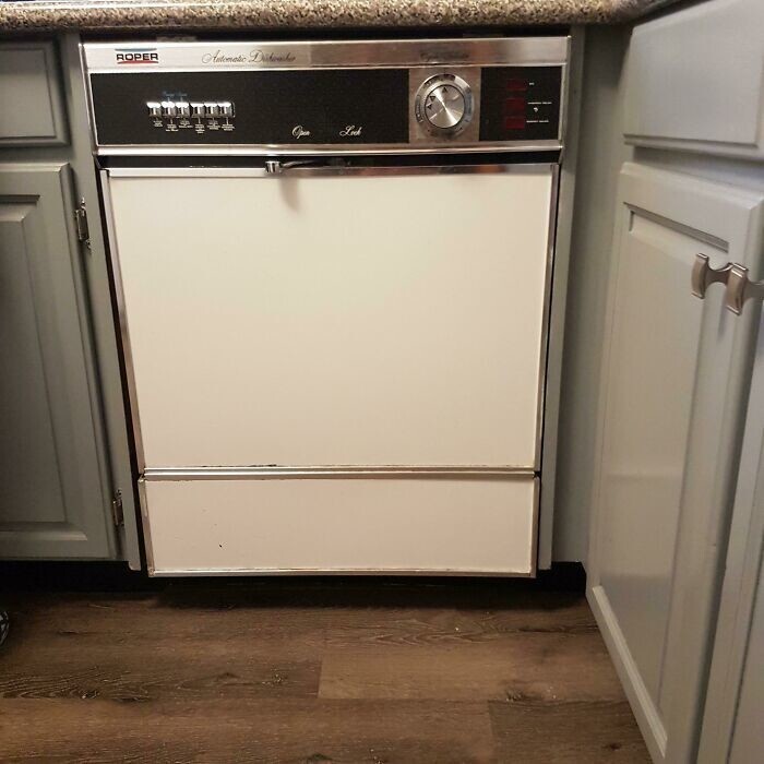 35. "Автоматическая посудомоечная машина Roper. Установлена ​​в 1978 году. Работает отлично и гораздо тише большинства современных посудомоек"