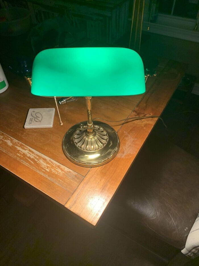 10. "Этой настольной лампе банкира более 100 лет, и она прочная как камень. Так круто выглядит"