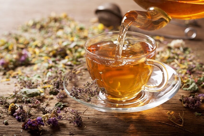 Для пищеварения полезен травяной чай, его употребляют прямо во время еды