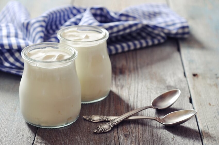Йогурт, как и молоко, избавляют от излишнего жжения из-за острой еды. Эффект достигается за счет белка и жира в этих продуктах, маленькая доля кислоты в молоке дополнительно нейтрализует капсайцин, из-за которого и происходит жжение