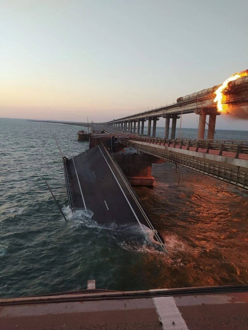 Разрушение автомобильных пролетов на Крымском мосту
