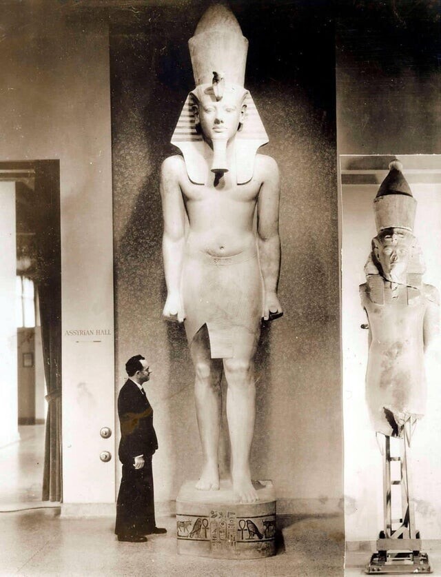 Колоссальная статуя короля Тутанхамона, отреставрированная в Восточном институте Чикагского университета, 1935 год