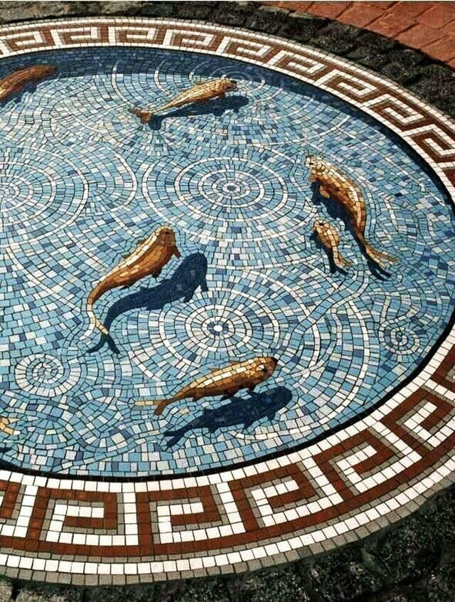 Эта мозаика была сделана Гэри Дростлом для небольшого общественного сада в Кройдоне, графство Суррей, Великобритания, в 1996 году. Она была выполнена из стеклокерамической плитки и выиграла международный конкурс в 1997 году