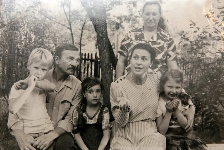 Валентина Толкунова с родными.