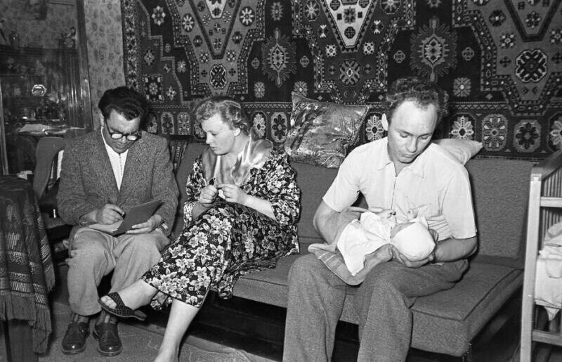 Николай Рыбников и Алла Ларионова с ребенком дома, 1957 год. 