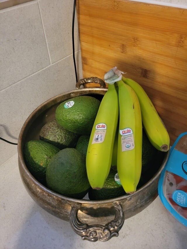 Авокадо рядом с бананами дозревают быстрее