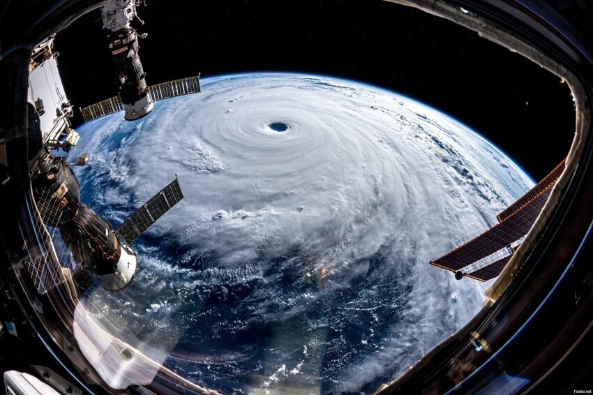 Тайфун, вид из космоса
