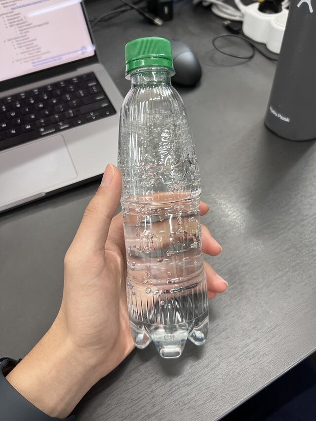 Одноразовые бутылки там для воды не имеют пластиковой упаковки, чтобы их можно было легко перерабатывать