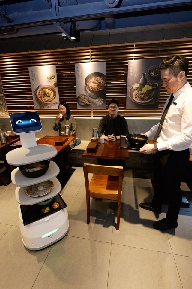 В ресторанах помогают роботы