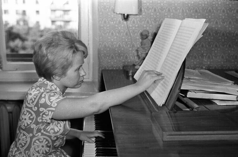 Композитор Александра Пахмутова за фортепиано, 1950-е годы. 