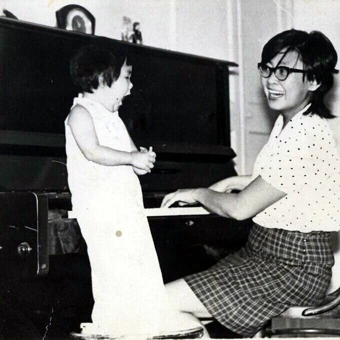 Анита Цой вместе со своей мамой.