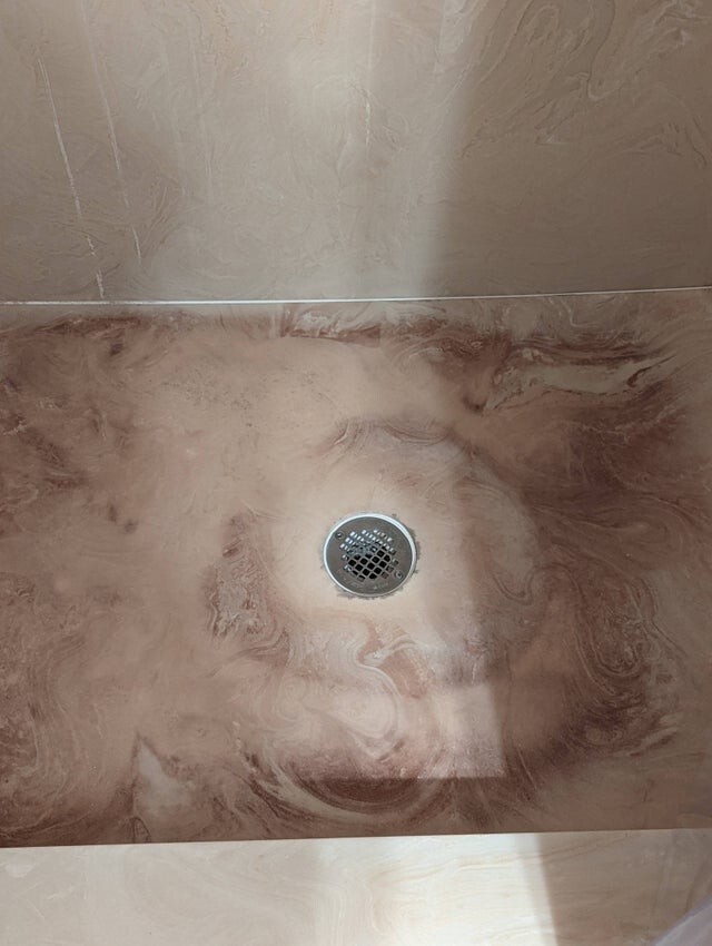 Мраморный пол в душе выглядит пугающим
