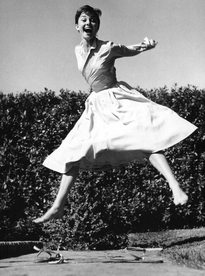 34. Одри Хепберн в прыжке. 1955. Фото Филиппа Халсмана