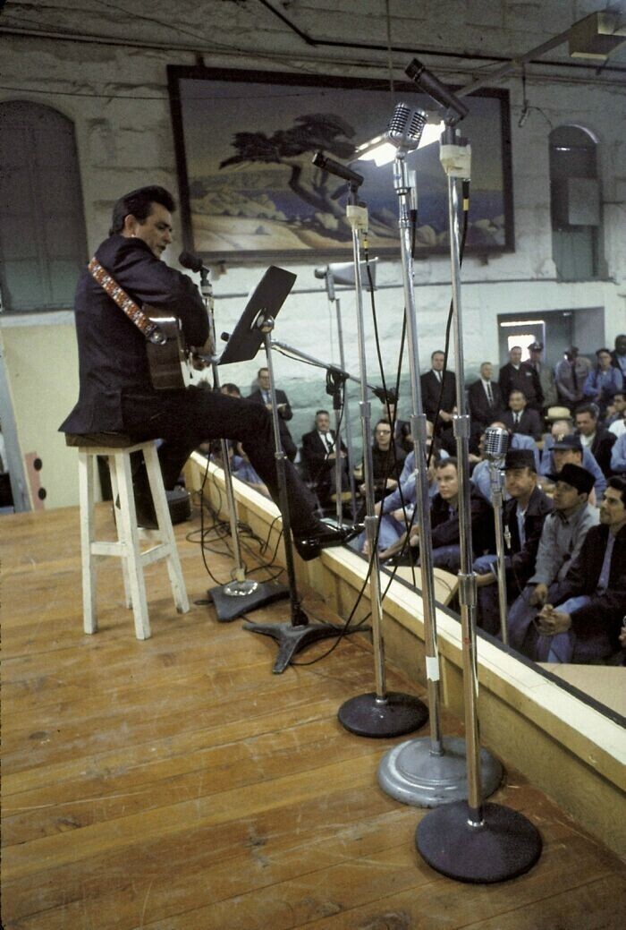 18. Джонни Кэш выступает перед заключенными в тюрьме Фолсом. 13 января 1968 г.