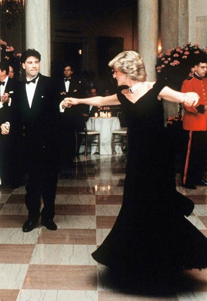 23. Танец принцессы Дианы с Джоном Траволтой на официальном обеде в Белом доме, 9 ноября 1985 года