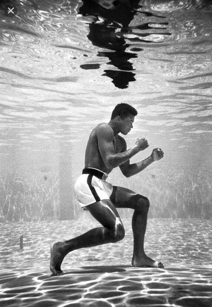 36. Мухаммед Али тренируется в бассейне отеля Sir John в Майами, 1961 год