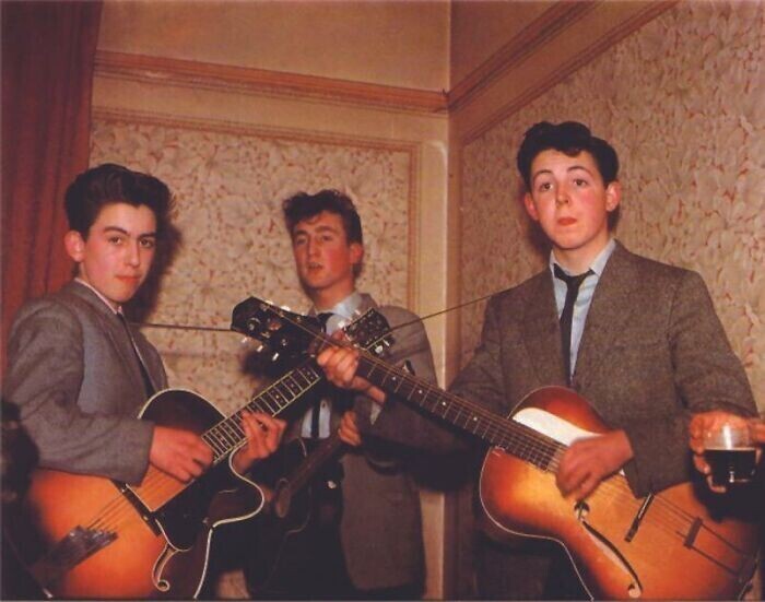 28. The Beatles, 1957 год. Джону Леннону — 16 лет, Джорджу Харрисону и Полу Маккартни — 15 лет