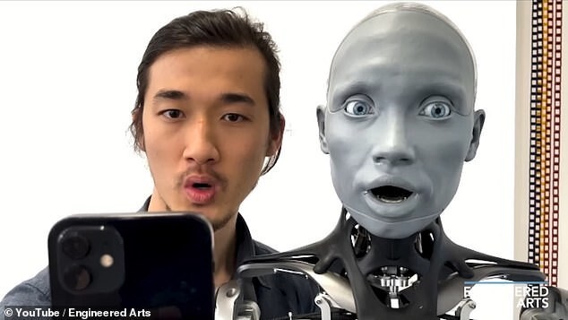 Видео: британский андроид повторяет человеческую мимику с пугающей точностью