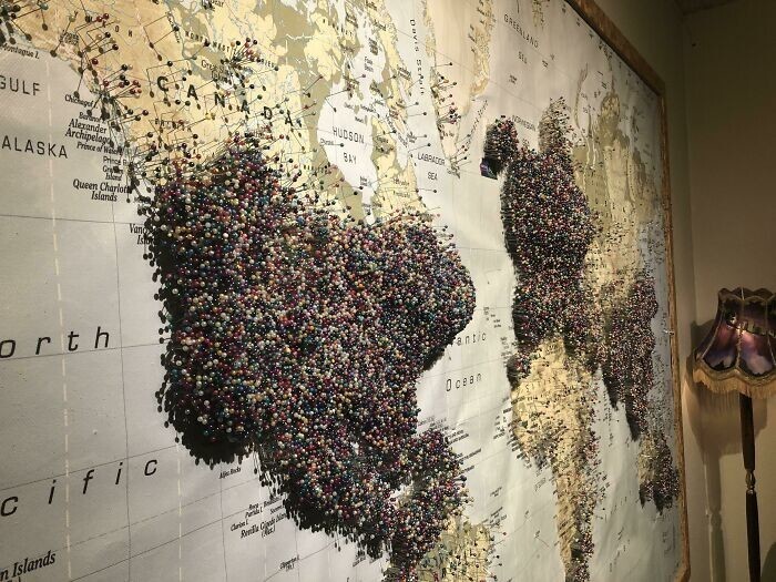 9. Карта «Откуда вы родом» в музее Авроры в Рейкьявике, Исландия, в которую каждый посетитель может воткнуть булавку
