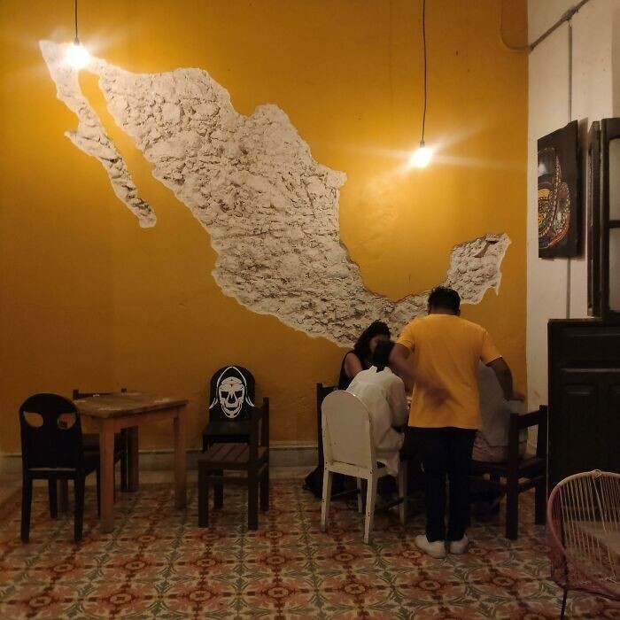 21. Карта Мексики, вырезанная на стене бара в Юкатане