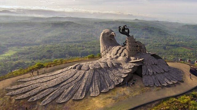 Статуя полубога орла Джатайу, штат Керала, Индия