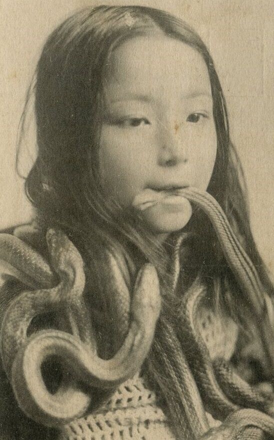 Молодая японка держит во рту живых змей, 1928 год