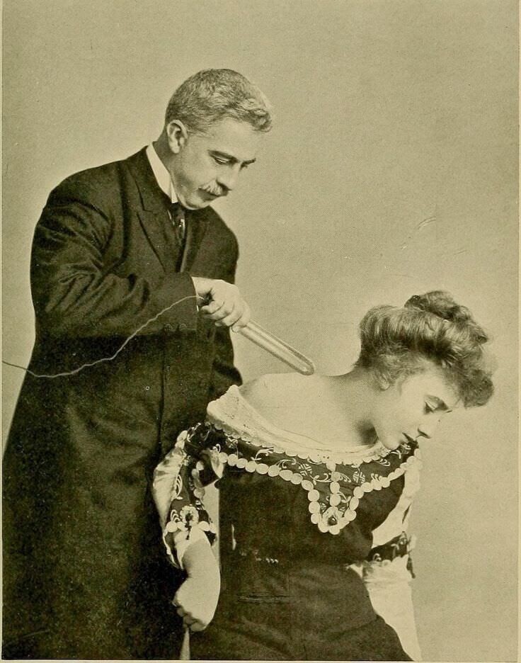 Мужчина демонстрирует устройство, которое подает электрический ток для стимуляции мышц, 1907 год