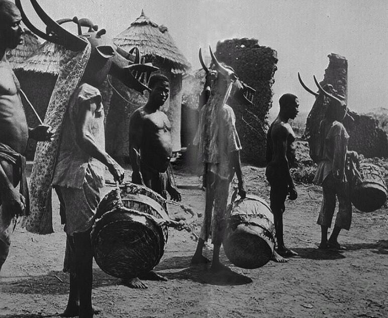 Племя Куфуло проводит церемонию похорон в Кот-д'Ивуаре в 1968 году