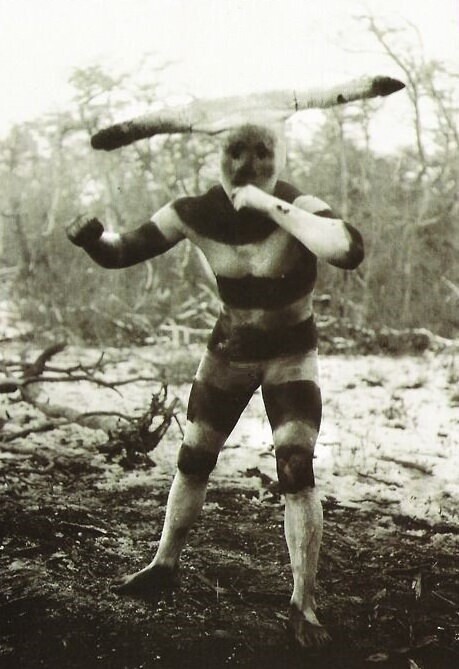 Мужчина, проводящий церемонию на острове Огненная Земля, Чили, 1923 год