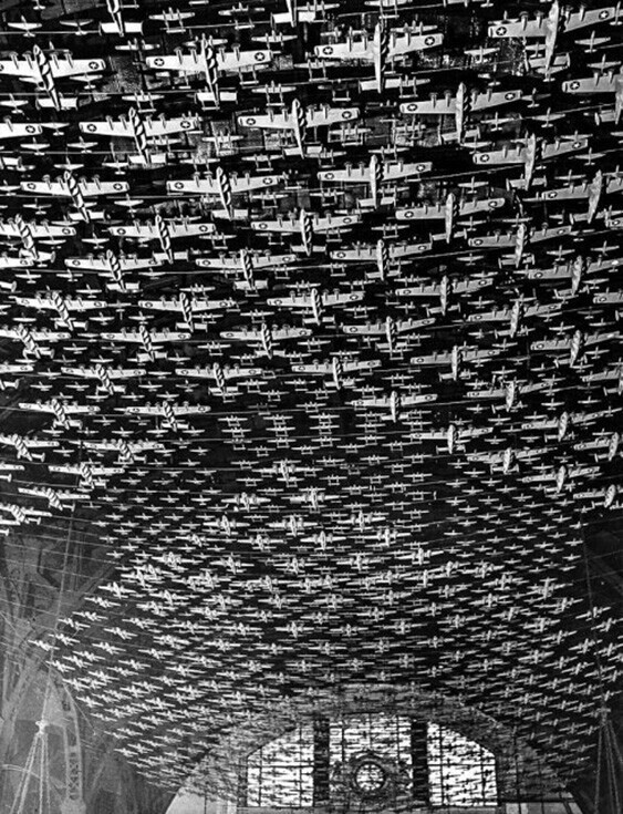 Потолок железнодорожного вокзала, украшенный моделями самолётов. Чикаго, 1943 год