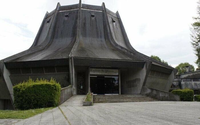 Церковь в По, Франция, явно строили дьяволопоклонники