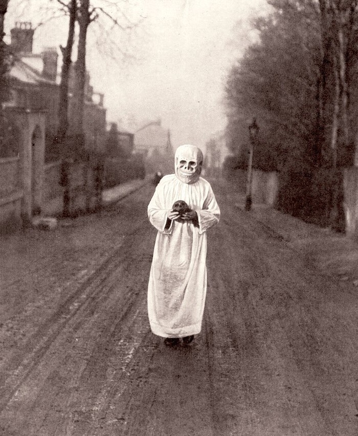 26. Фотография проповедника 1911 года. Он носил маску в виде черепа, ходил по городу и читал проповеди о смерти