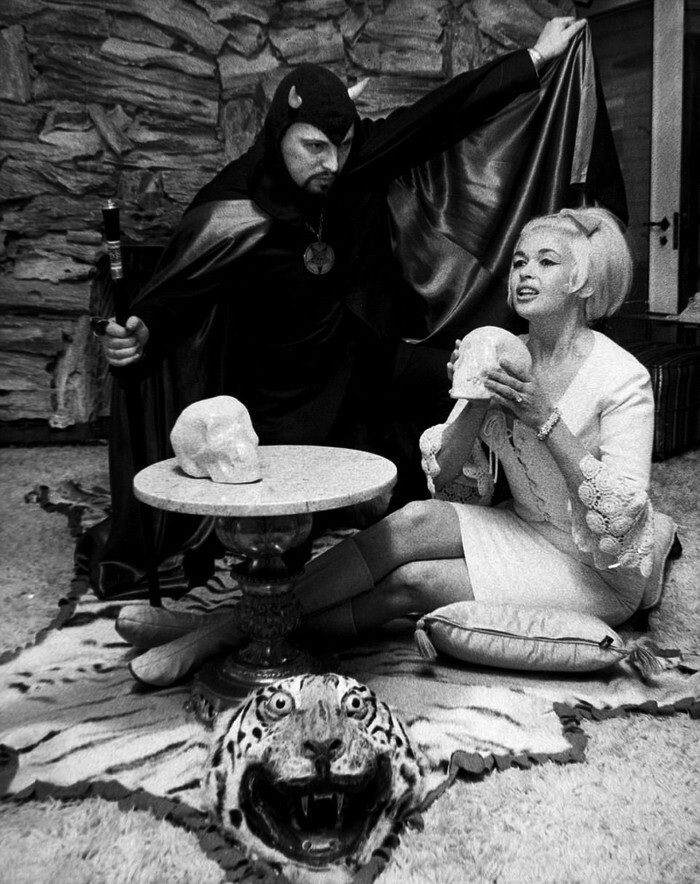 30. Основатель Церкви Сатаны Антон ЛаВей и актриса Джейн Мэнсфилд, 1967 год