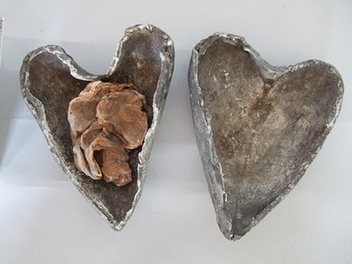 31. Забальзамированное человеческое сердце в свинцовом футляре в форме сердца. Найдено в средневековом склепе церкви Христа, Корк, Ирландия