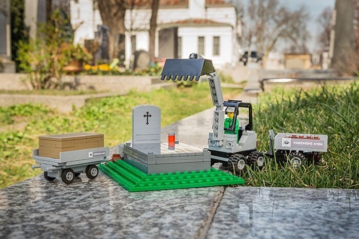 11. На Венском кладбище продают похоронные наборы LEGO