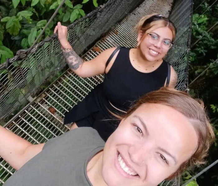 Две женщины, Фейт Бистлайн и Эмели Ортис, отправились в путешествие всей своей жизни в Коста-Рику после того, как узнали, что обе они по незнанию встречались с одним и тем же мужчиной
