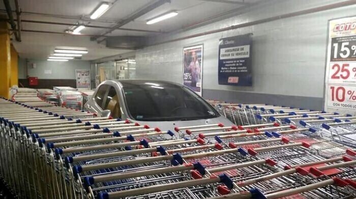 17. " Так сотрудники супермаркета отреагировали на покупателя, который оставил машину посреди парковки, перегородив дорогу"