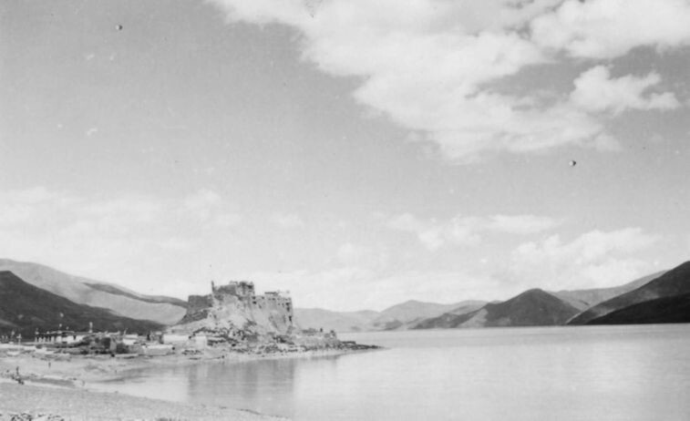 20. Озеро Ямдрок с городом-крепостью Педи на берегу, 1944 год