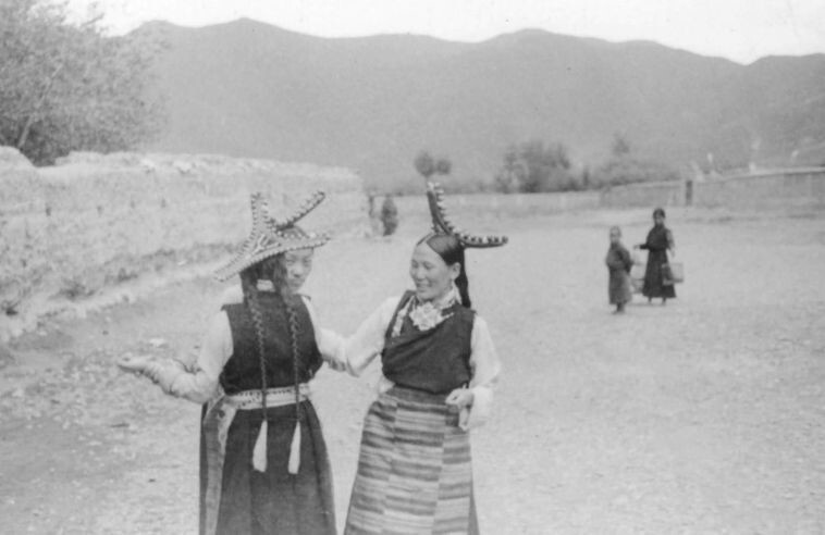 37. Женщины сплетничают на дороге за пределами Лхасы, 1944 год