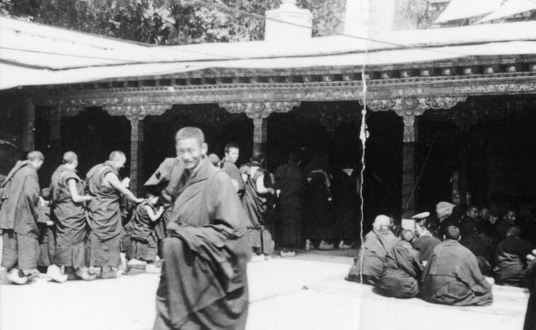 40. Монахи и паломники входят в тронный зал Далай-ламы, 1944 год