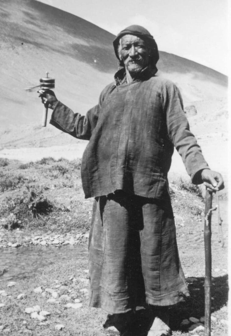 38. Монах-пилигрим деловито крутит молитвенный барабан, 1944 год
