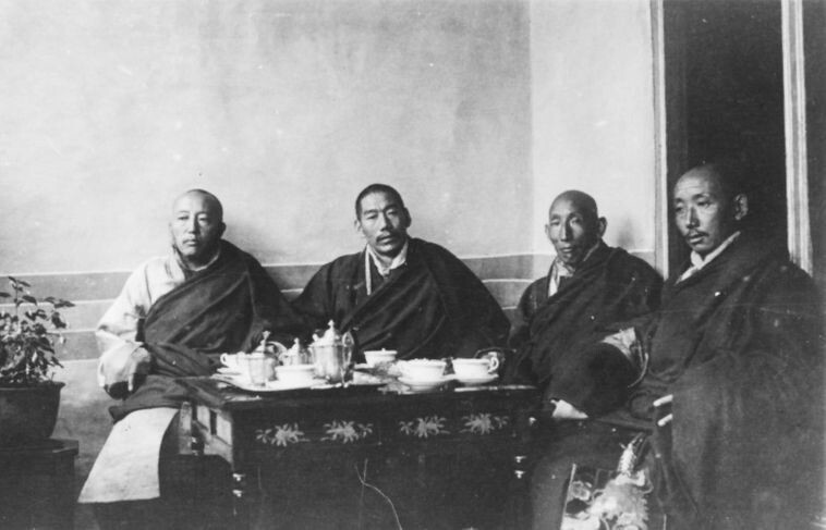 33. Верховные ламы-секретари, которые контролировали все тибетские монастыри и выбирали чиновников-монахов для тибетского правительства