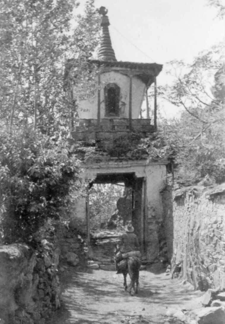 43. Мемориальный чортен на пути в Лхасу, 1944 год