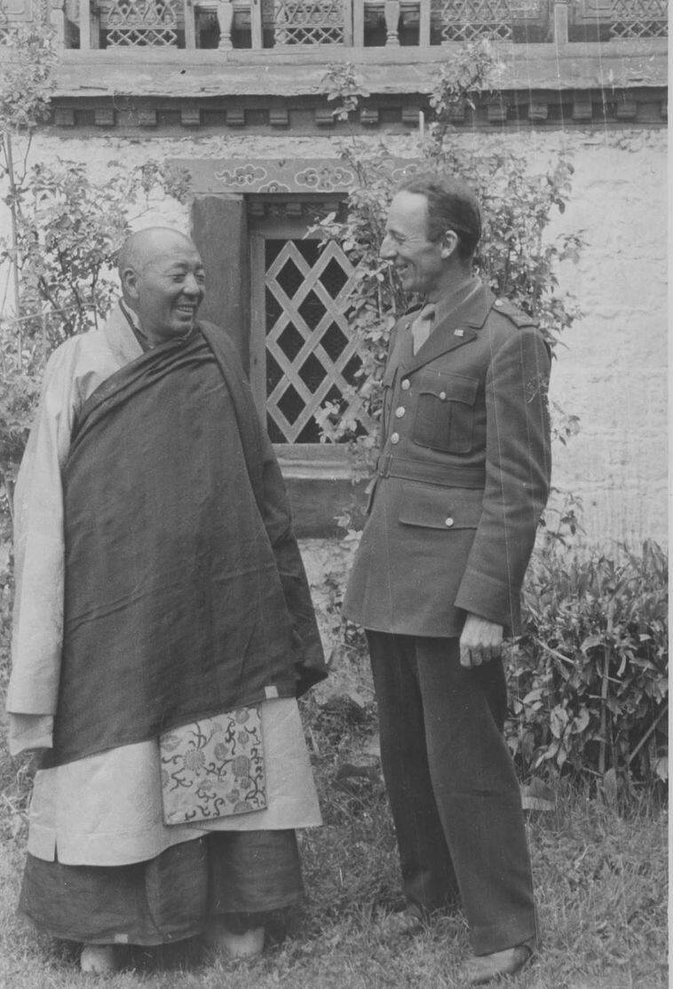 10.  Государственный оракул Тибета с Арчибальдом Стилом, Лхаса, 1944 год
