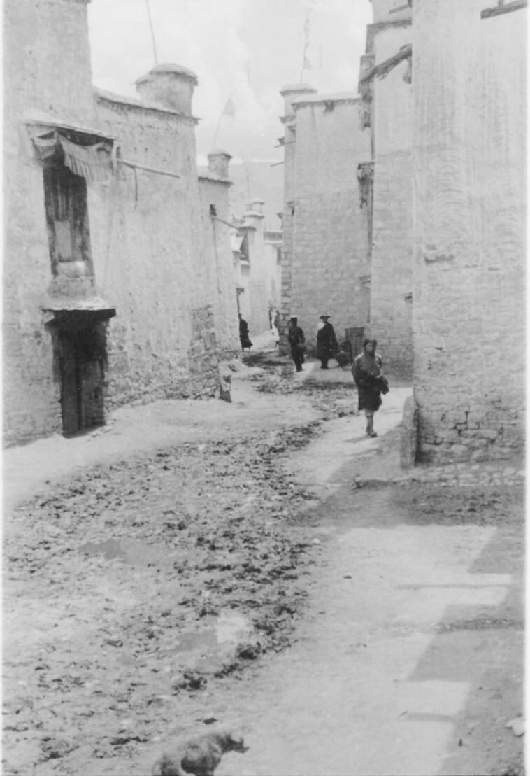 36. Улица в Лхасе, 1944 год
