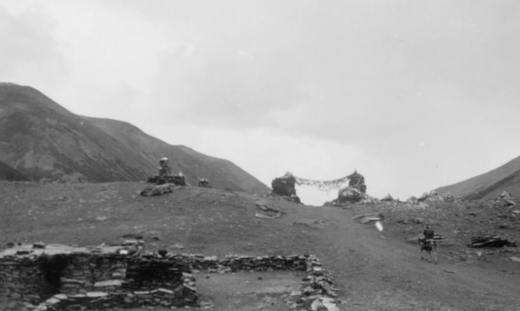 18. Арка из камней и молитвенных флажков над перевалом Харо-ла на пути к Лхасе, 1944 г.