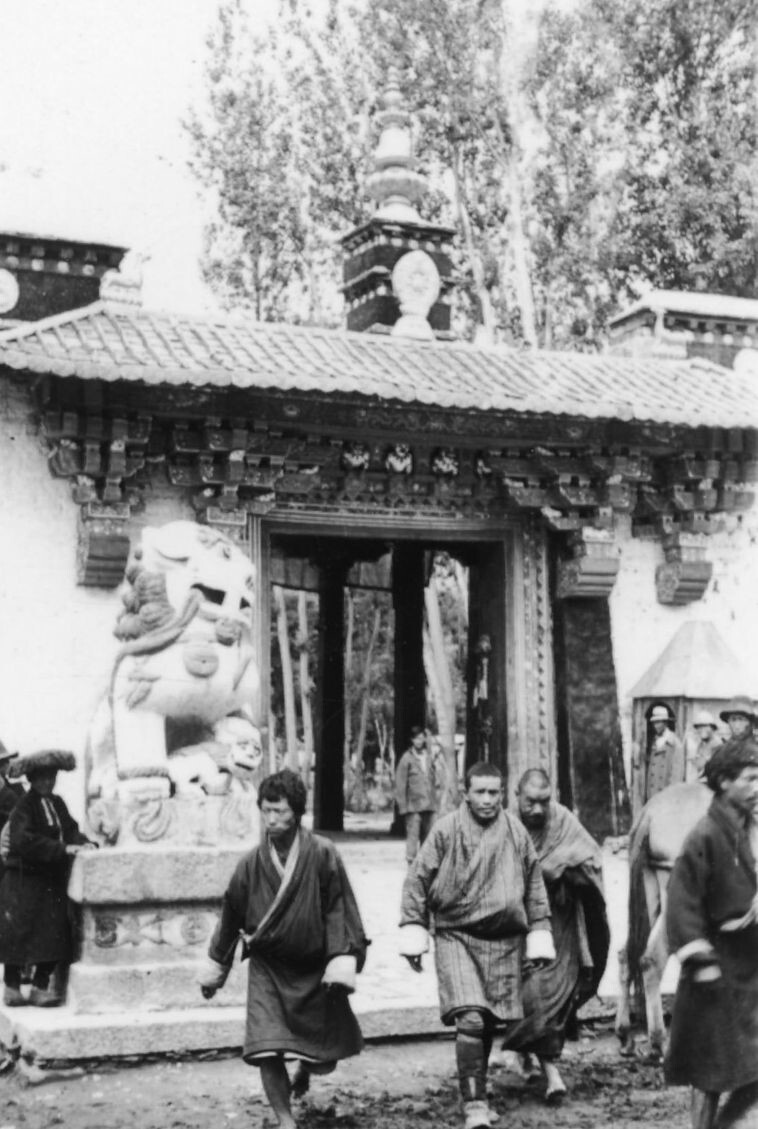 46. Паломники и официальные лица покидают летний дворец Далай-ламы, 1944 год