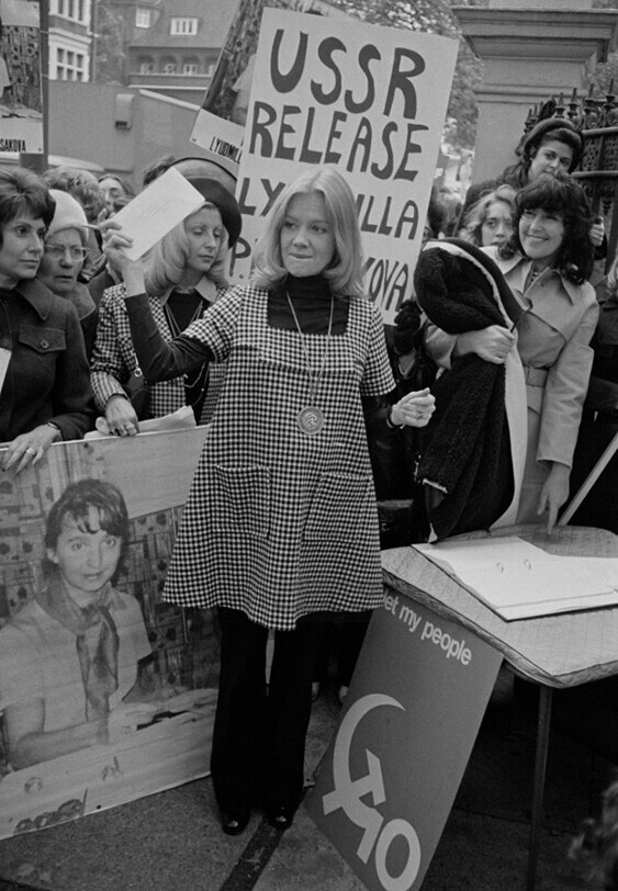 12 октября 1972 года. Лондон. Английская актриса Хейли Миллс собирает подписи под петицией об освобождении политзаключенных-евреев в СССР.