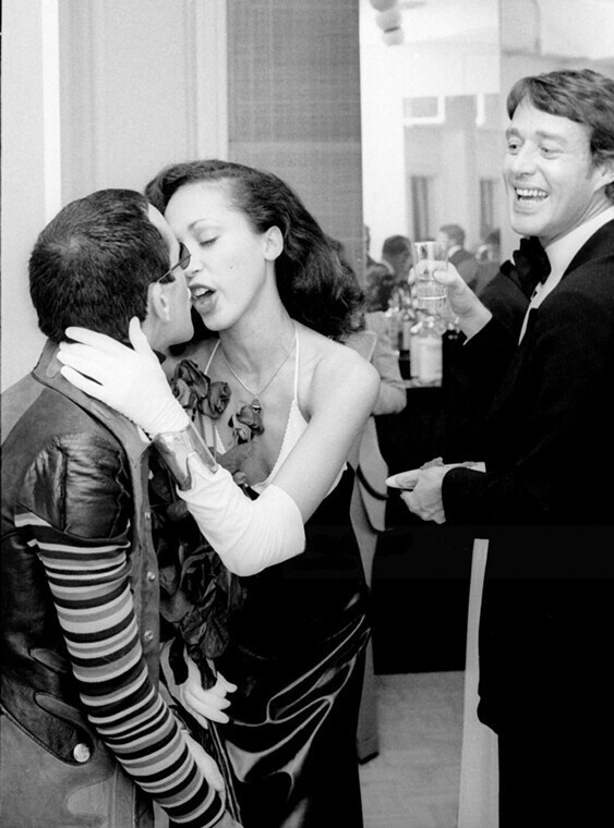 19 октября 1972 года. Нью-Йорк, Модельеры Бобби Бреслау, Хэлстон и модель Пэт Кливленд на афтепати Coty Awards. Фото Ron Galella.
